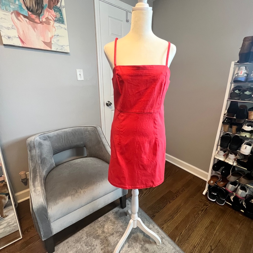 Summer dress never worn. Size L. Still has purchase tags on it.